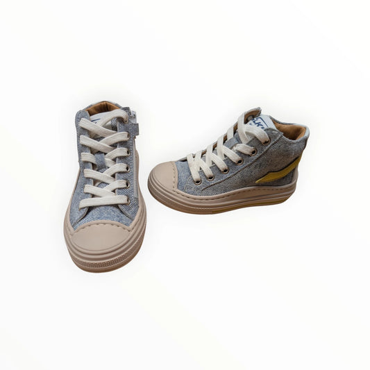 Pierrot Outlet kinder hoge sneakers van denim-achtige stof in blauwgrijs met beige neuzen en rits.