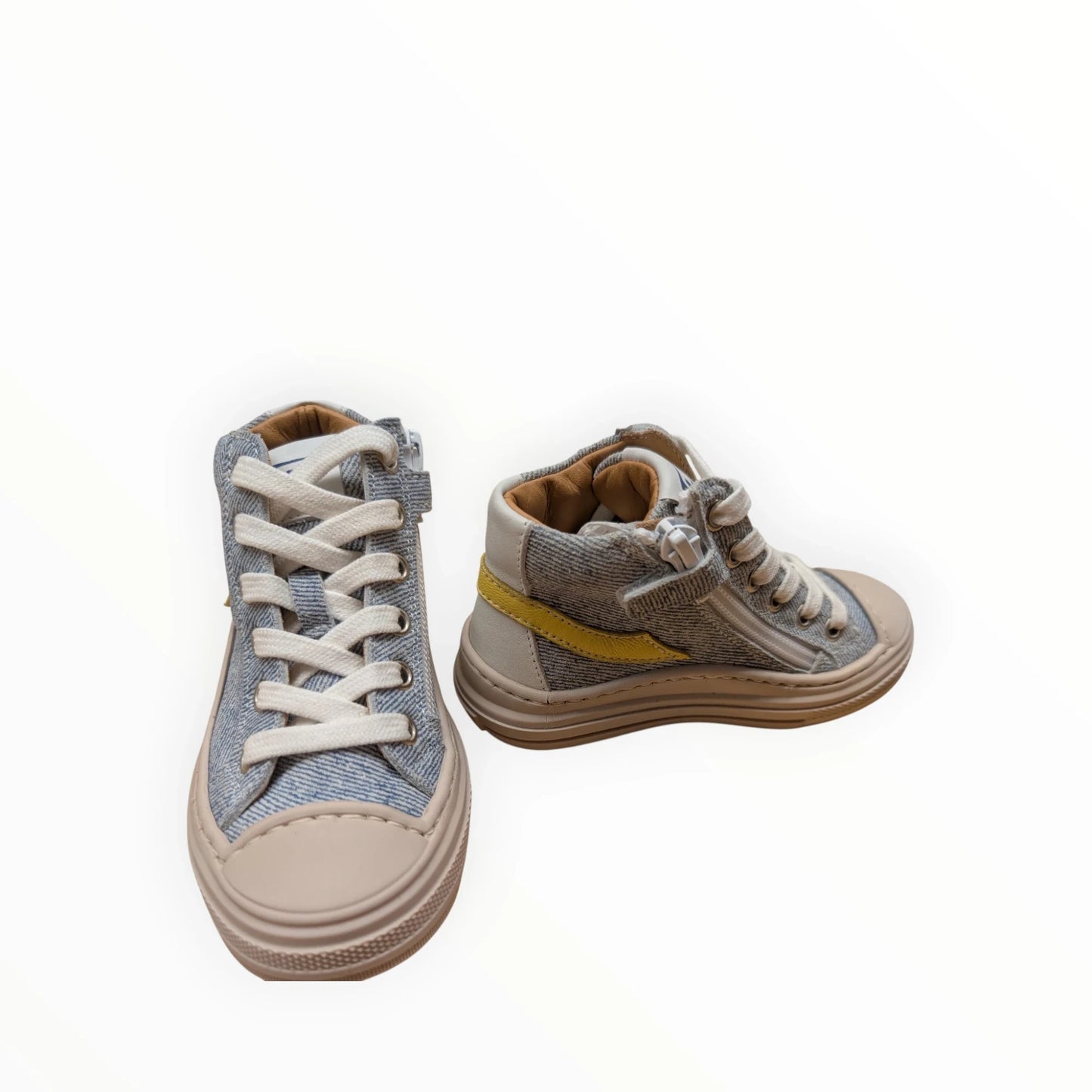 Pierrot Outlet hoge sneakers van denim-achtige stof in licht blauwgrijs met beige neuzen en rits.
