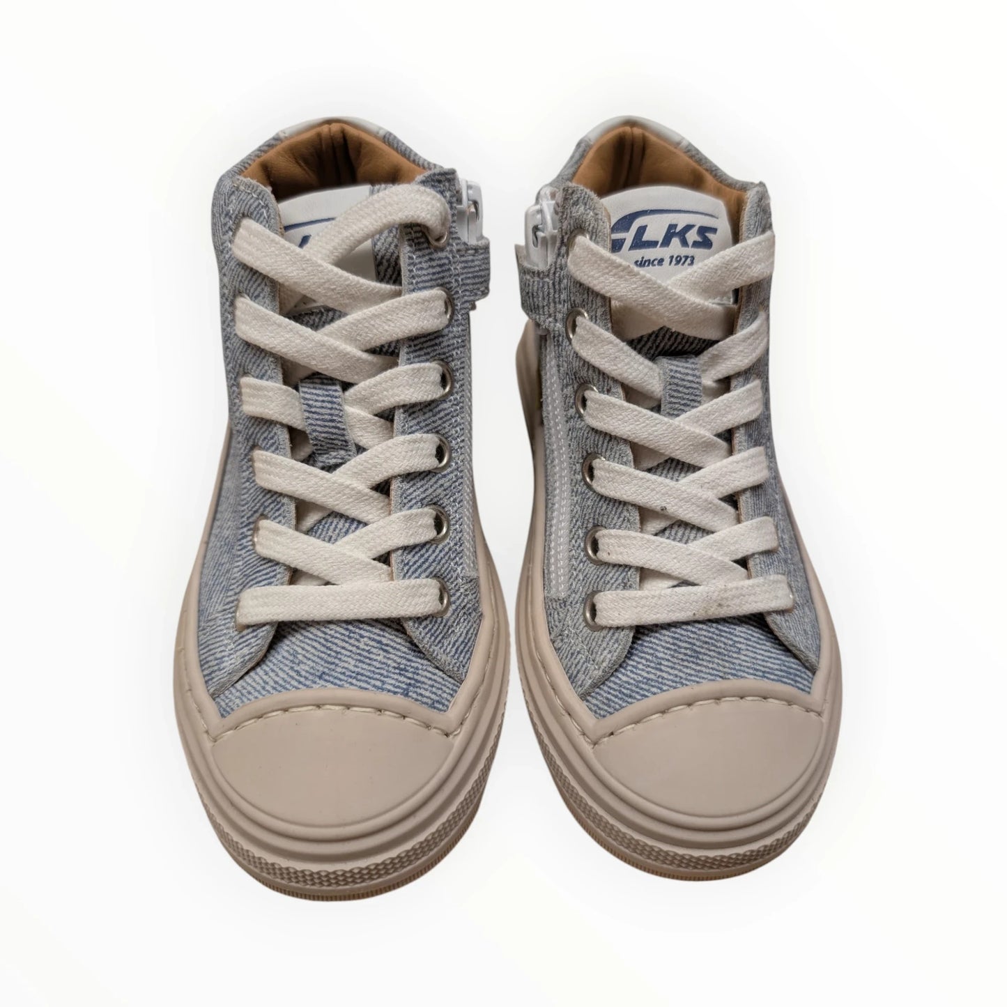 Pierrot Outlet hoge sneakers van lichtblauw denim-achtige stof met beige rubberen neuzen en zolen, veters en rits.
