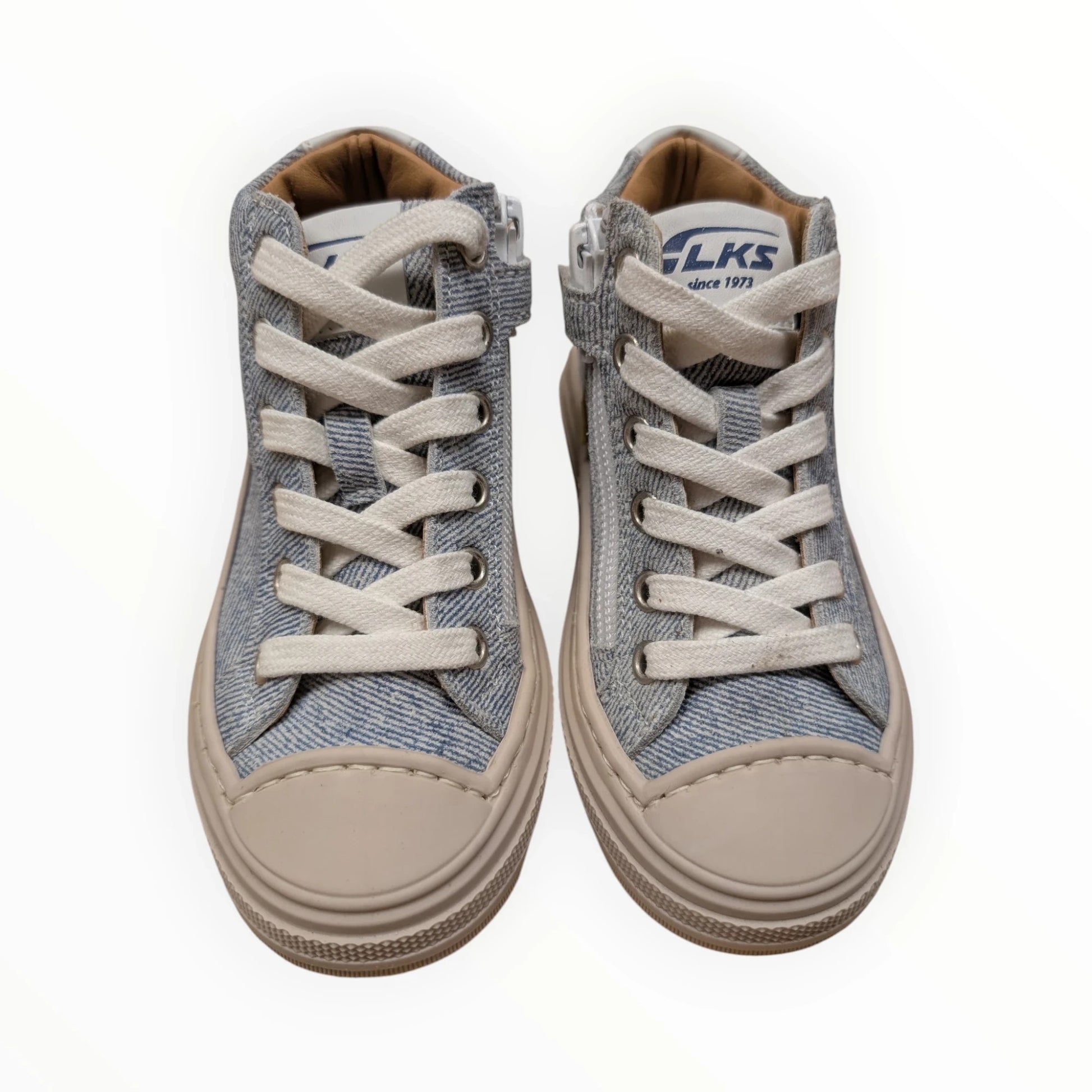 Pierrot Outlet hoge sneakers van lichtblauw denim-achtige stof met beige rubberen neuzen en zolen, veters en rits.