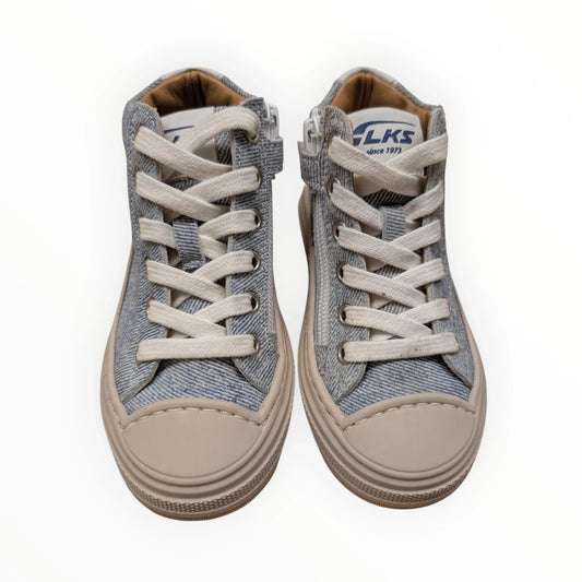 Pierrot Outlet hoge sneakers van lichtblauw denim-achtige stof met beige rubberen neuzen en zolen, veters en rits.