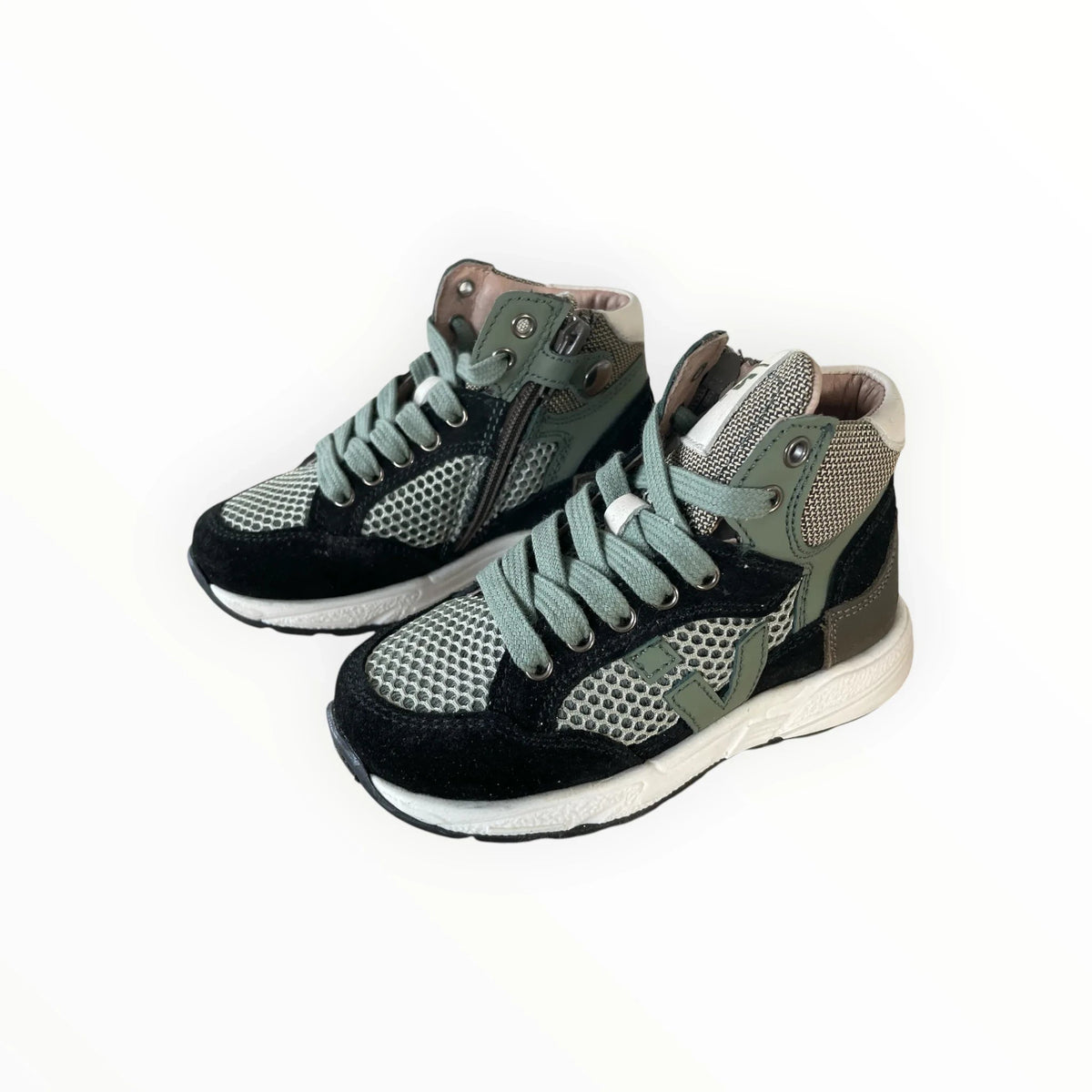 Pierrot Outlet hoge sneakers voor kinderen in groen, zwart en wit met mesh, suède-look en handige ritssluiting.