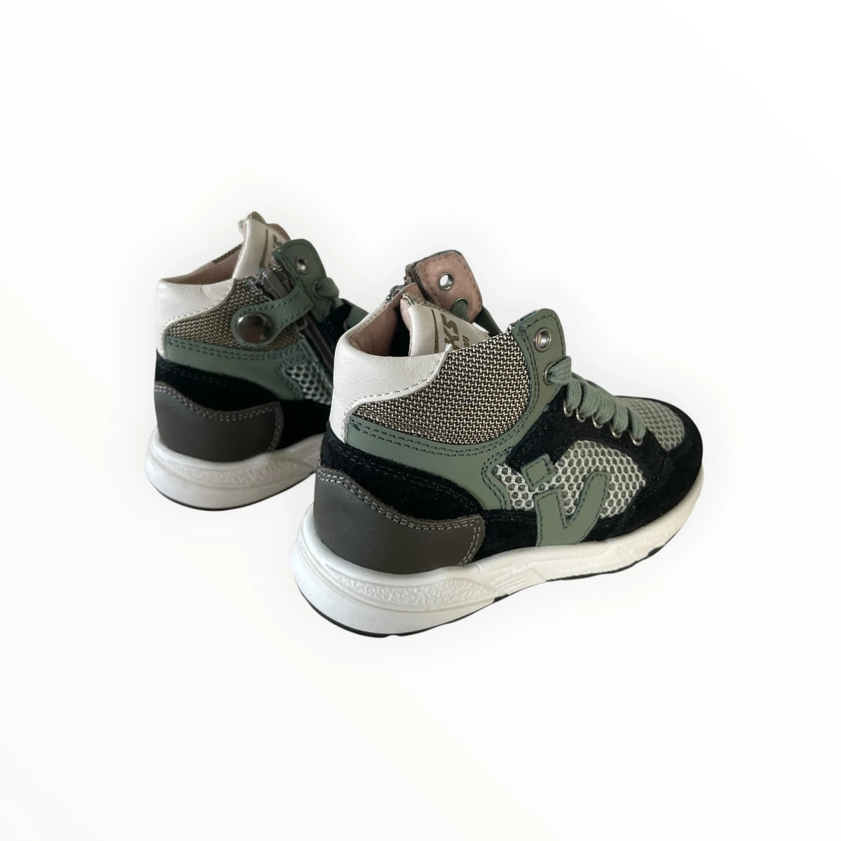 Pierrot Outlet hoge sneakers voor kinderen in groen, zwart en wit met mesh, suède-look en handige ritssluiting.