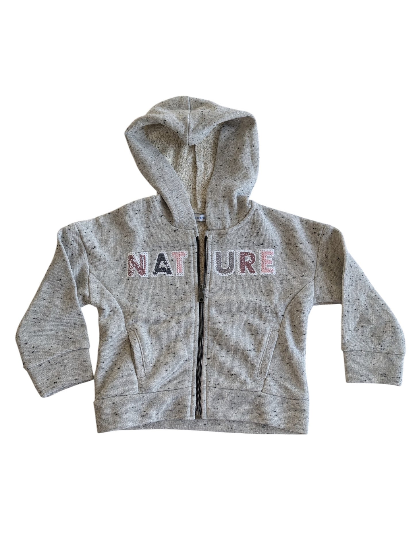 Pierrot Outlet kinder hoodie met rits, lichtgrijs gemêleerd gebreid met 'NATURE' tekstprint in meerkleurige letters.