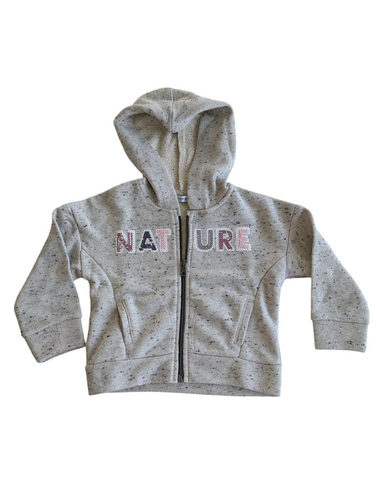 Pierrot Outlet kinder hoodie met rits, lichtgrijs gemêleerd gebreid met 'NATURE' tekstprint in meerkleurige letters.