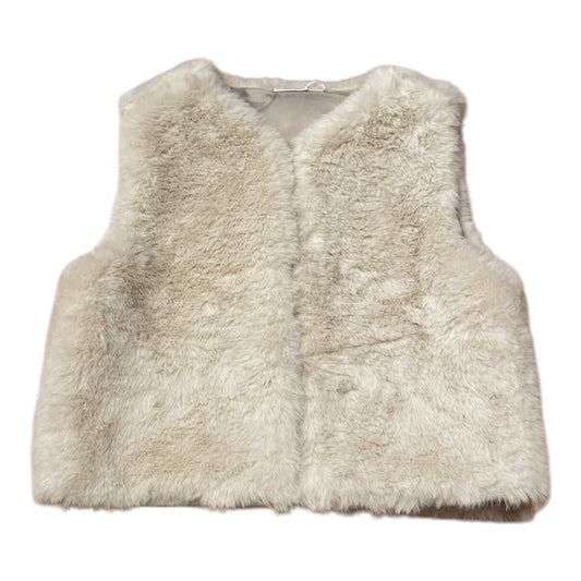 Pierrot Outlet crèmekleurig imitatiebont vest voor kinderen, mouwloos en open aan de voorkant.