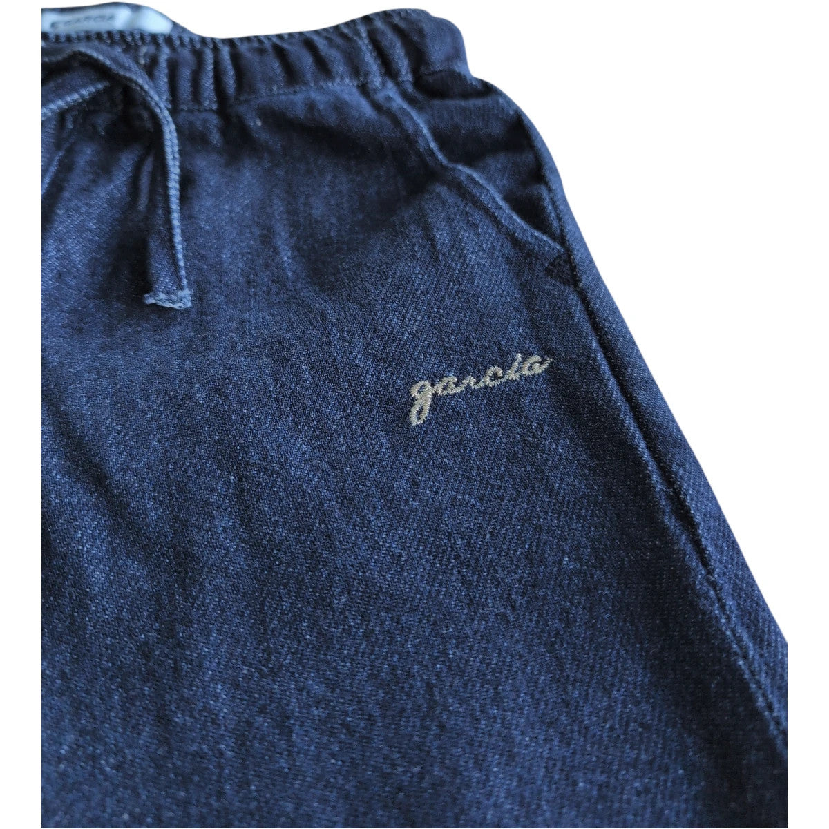 Pierrot Outlet donkerblauwe wijde jeansbroek voor kinderen met elastische tailleband en geborduurd logo.
