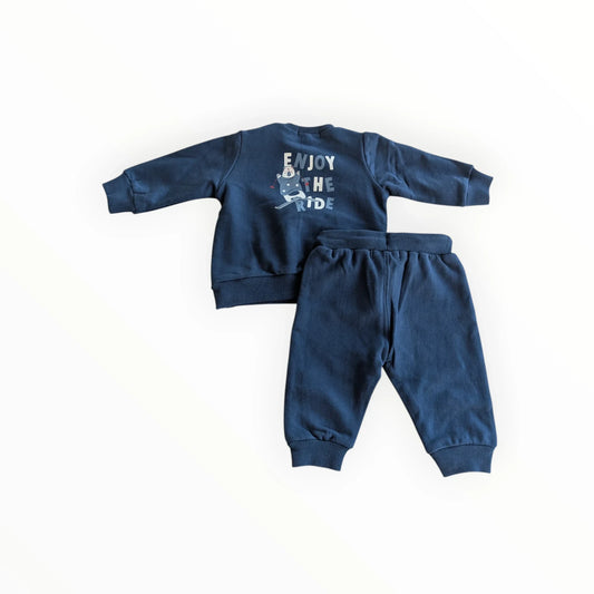 Pierrot Outlet donkerblauw katoenen joggingpak voor kinderen met "ENJOY THE RIDE" skiër print.