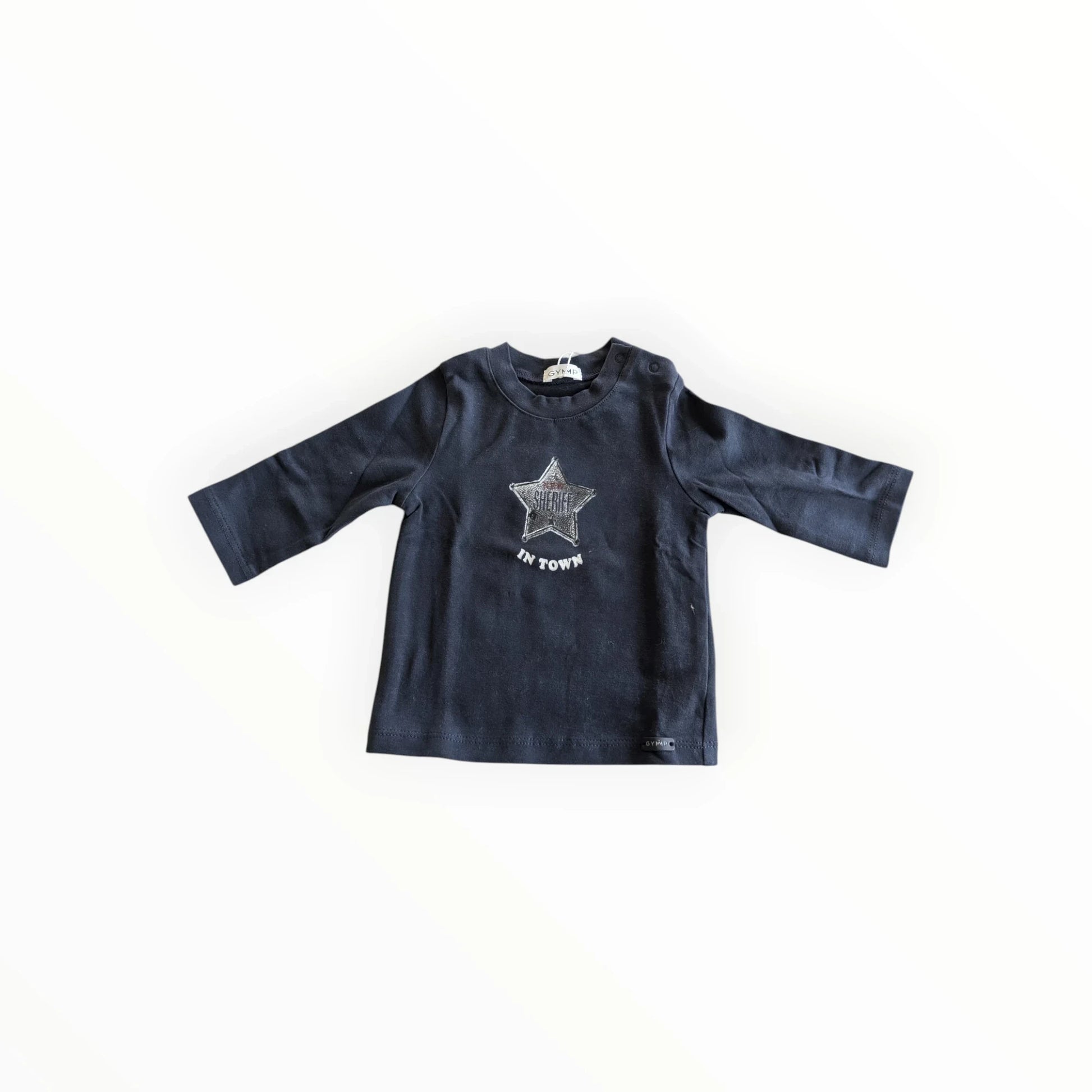 Pierrot Outlet donkerblauw katoenen longsleeve shirt met sterprint en tekst "SHERIFF IN TOWN" voor kinderen.