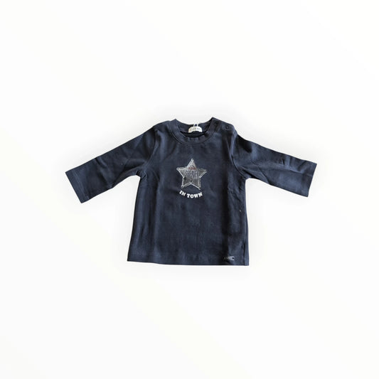 Pierrot Outlet donkerblauw katoenen longsleeve shirt met sterprint en tekst "SHERIFF IN TOWN" voor kinderen.