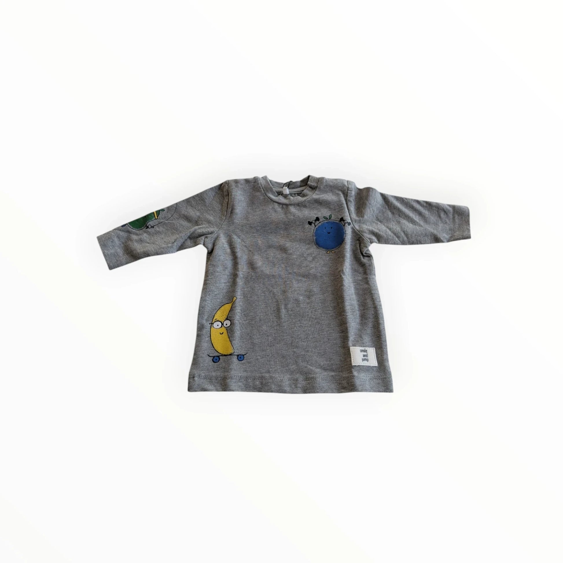 Pierrot Outlet grijs katoenen longsleeve T-shirt met lange mouwen, ronde hals en leuke prints van een banaan op skateboard en blauwe bal.