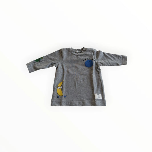 Pierrot Outlet grijs katoenen longsleeve T-shirt met lange mouwen, ronde hals en leuke prints van een banaan op skateboard en blauwe bal.