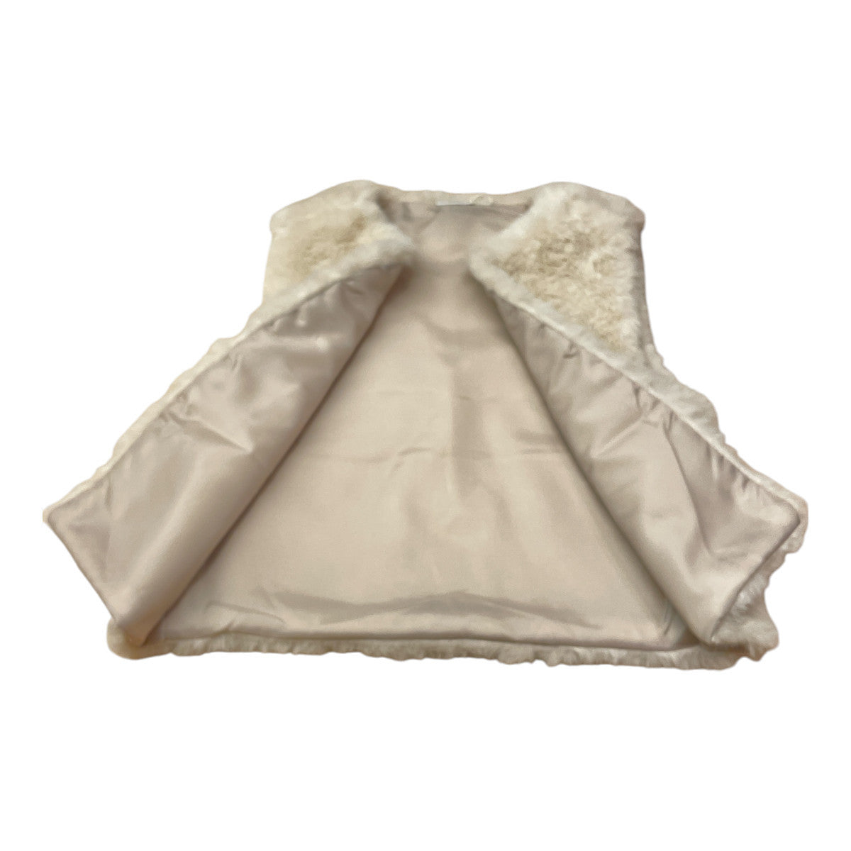 Pierrot Outlet crèmekleurig kinder imitatiebont vest met satijnen voering en open voorkant.