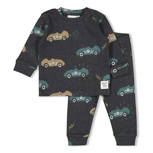 Pierrot Outlet kinder pyjamaset donkergrijs met print van retro auto's in bruin en groen, lange mouwen en broek.