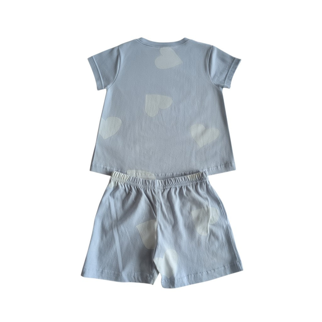 Pierrot Outlet lichtblauw pyjamaset met hartjesprint voor kinderen, T-shirt met korte mouwen en short.