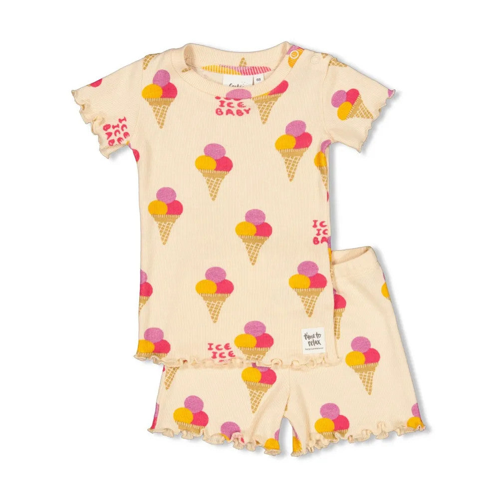 Pierrot Outlet kinder pyjamaset met ijshoorntjesprint, biologisch katoen, korte mouwen en short met ruches, geel, roze, paars.