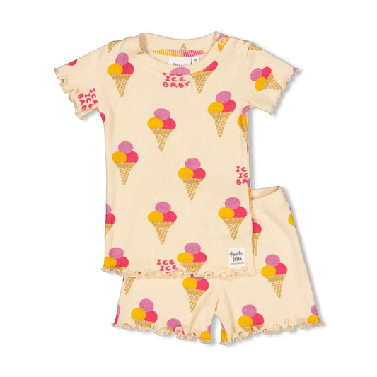 Pierrot Outlet kinder pyjamaset met ijshoorntjesprint, biologisch katoen, korte mouwen en short met ruches, geel, roze, paars.