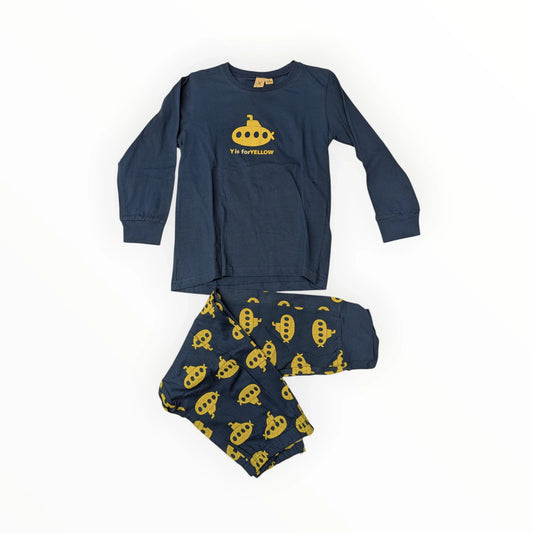 Pierrot Outlet kinder pyjama met lange mouwen in donkerblauw katoen, met gele onderzeeërprint en tekst 'Y is for YELLOW'.