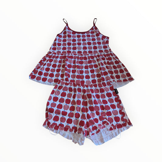 Pierrot Outlet zomerse pyjamaset voor kinderen met rode appelprint, spaghettibandjes en ruches aan het broekje.