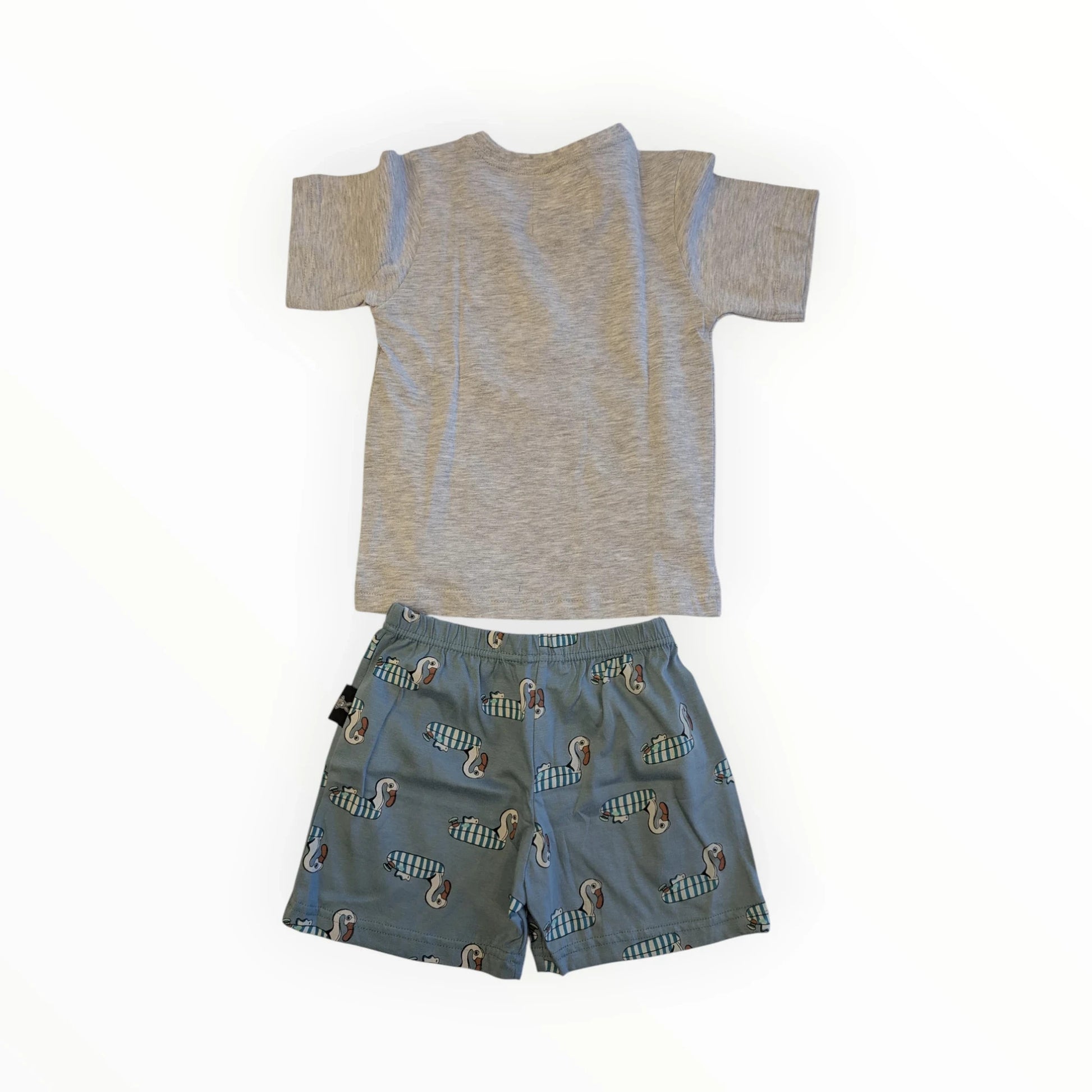 Pierrot Outlet kinder pyjamaset: grijs T-shirt met korte mouwen en een blauwe short met eendenprint. Gemaakt van zachte stof.