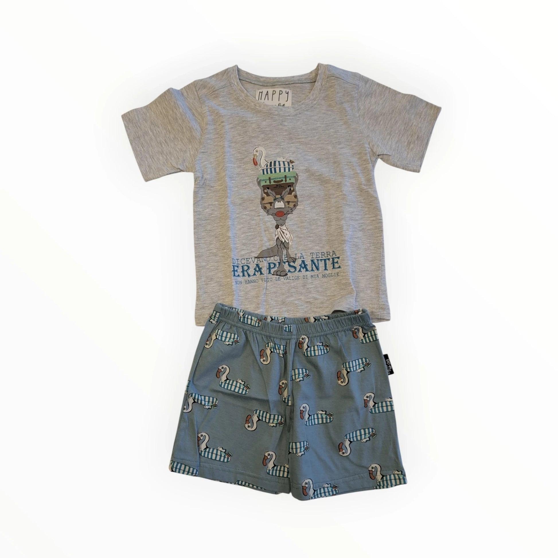 Pierrot Outlet kinder pyjamaset: grijs T-shirt met print en blauwe short met eendenprint. Comfortabel en vrolijk.