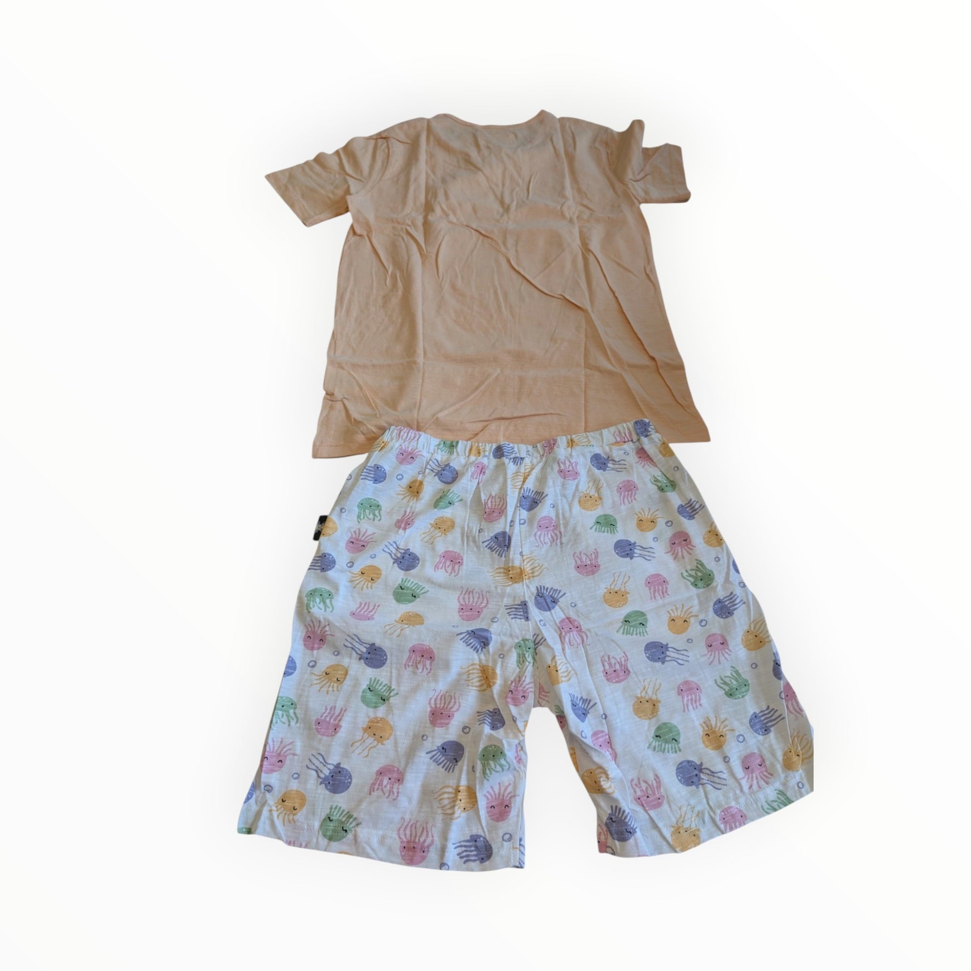 Pierrot Outlet zomerse pyjamaset voor kinderen met perzikkleurig T-shirt en short met kleurrijke kwallenprint