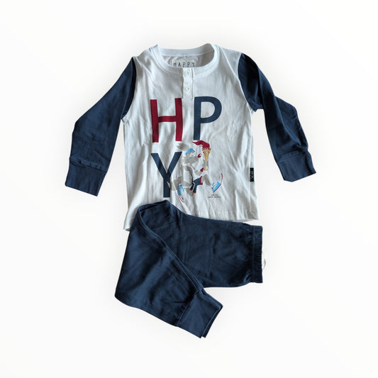 Pierrot Outlet kinder pyjamaset met lange mouwen en broek, wit met donkerblauwe mouwen en opdruk, effen donkerblauwe broek.