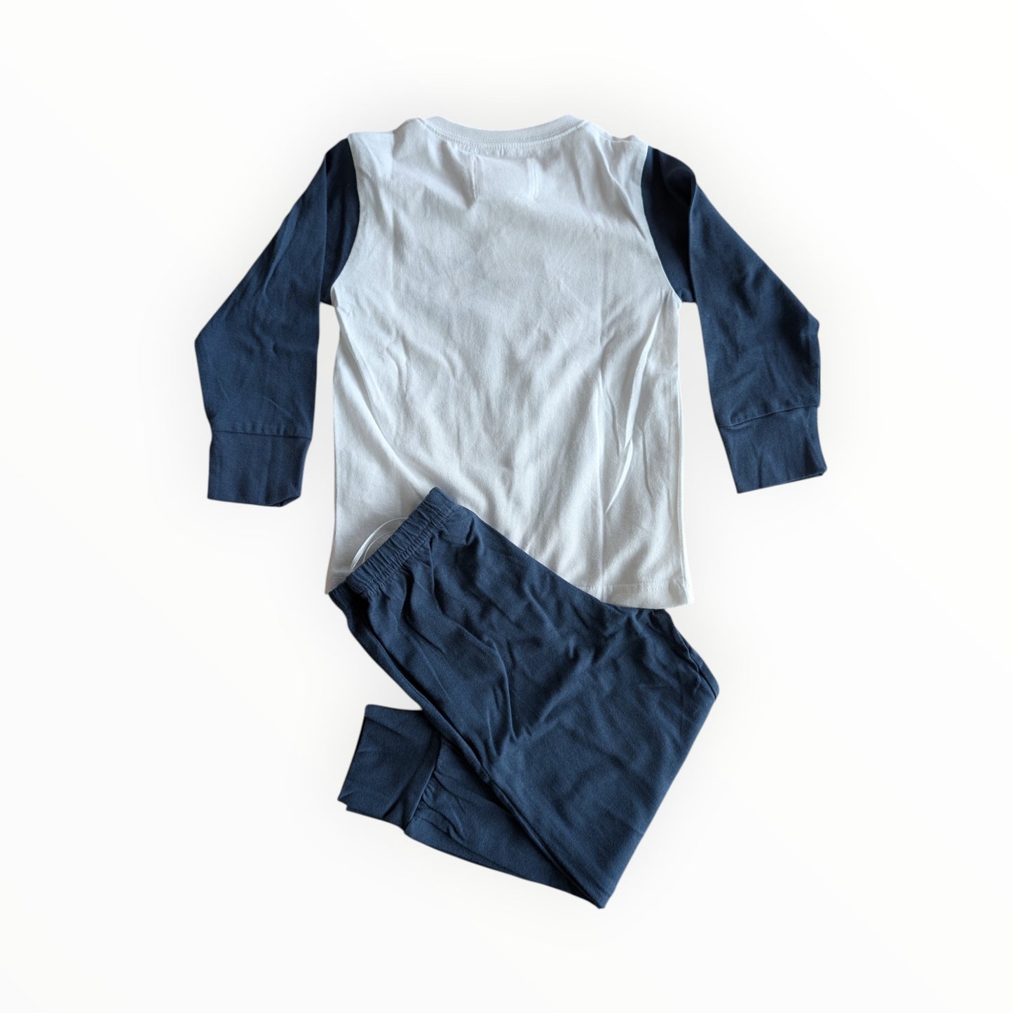 Pierrot Outlet kinder pyjamaset met lange mouwen en broek, wit met donkerblauwe mouwen en opdruk, effen donkerblauwe broek, katoen.