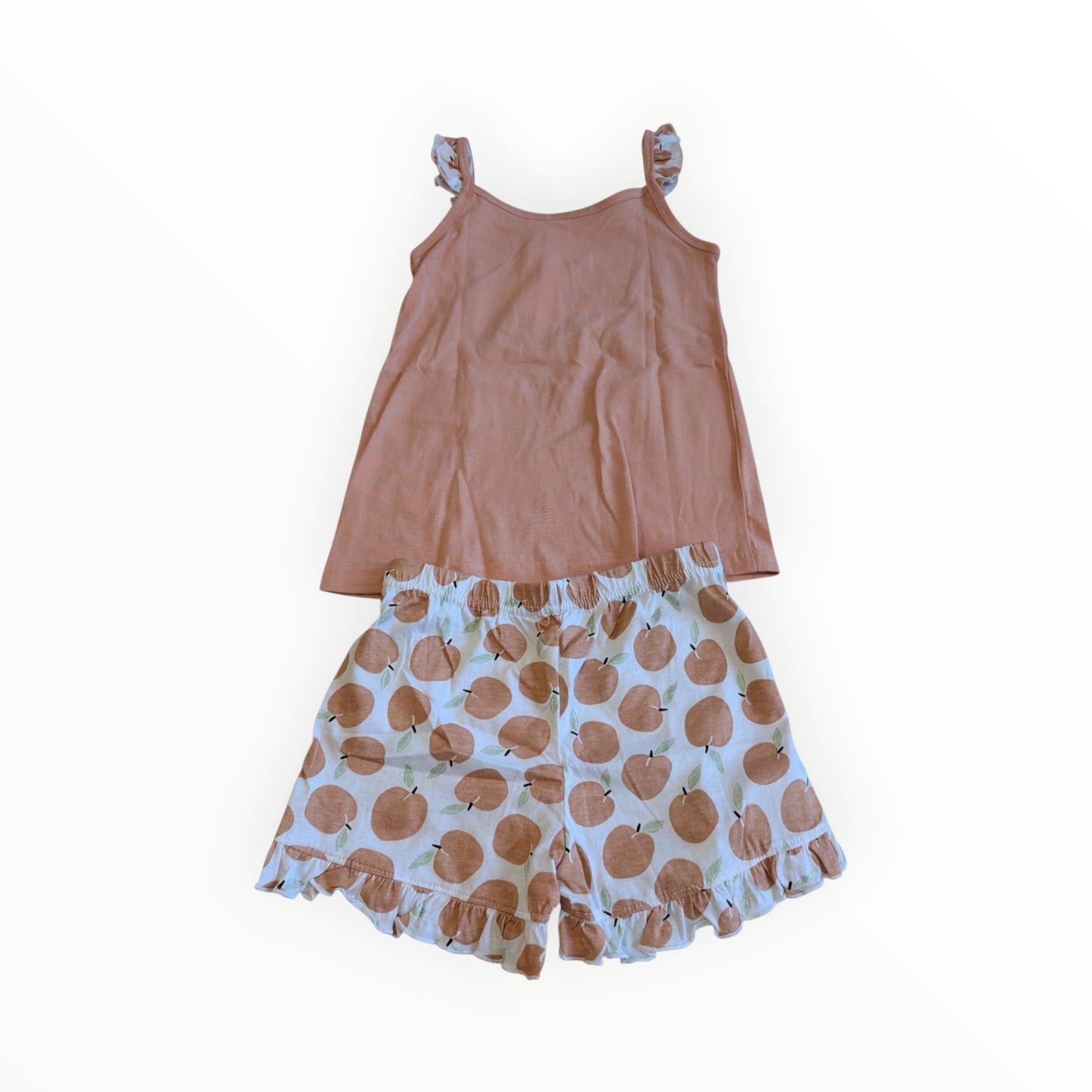 Pierrot Outlet zomerse pyjamaset voor kinderen met roze hemdje en shorts met perzikmotief en schattige ruches.