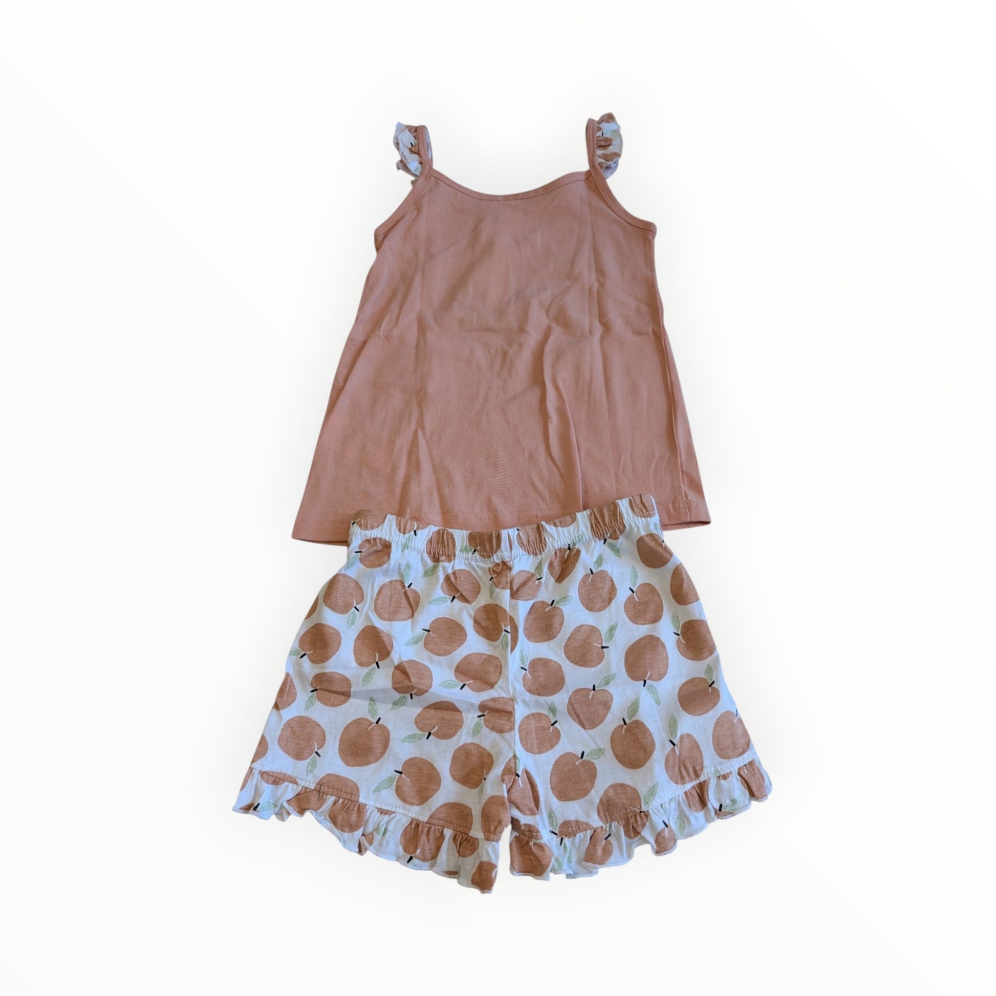 Pierrot Outlet zomerse pyjamaset voor kinderen met roze hemdje en shorts met perzikmotief en schattige ruches.