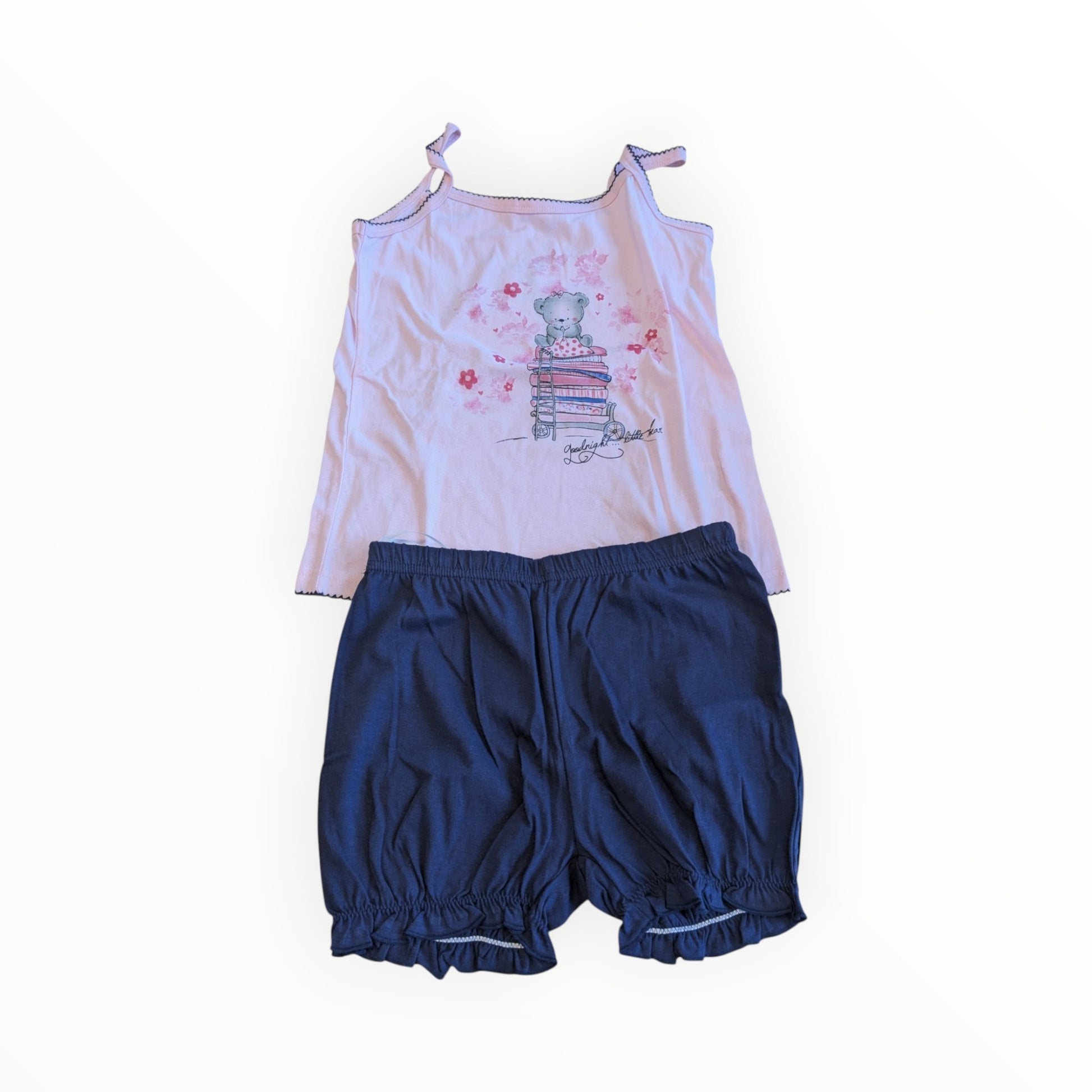 Pierrot Outlet pyjamaset voor kinderen met roze hemdje met berenprint en donkerblauw pofbroekje met elastische randen.