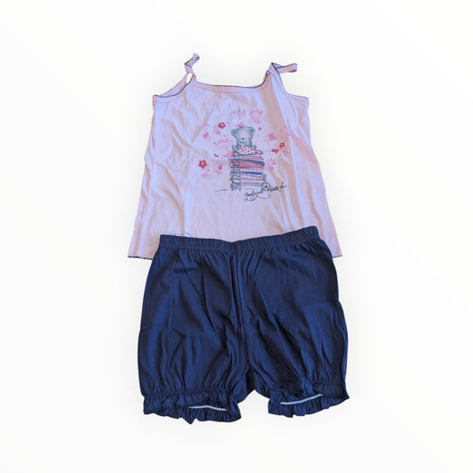 Pierrot Outlet pyjamaset voor kinderen met roze hemdje met berenprint en donkerblauw pofbroekje met elastische randen.