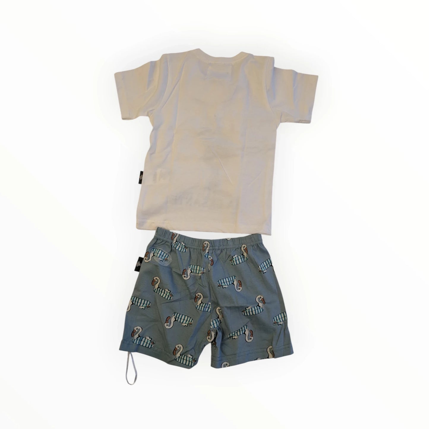 Pierrot Outlet kinder pyjamaset met teckelprint. Witte katoenen T-shirt en blauwe short met teckels en elastische tailleband.