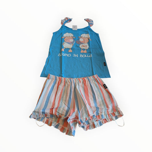 Pierrot Outlet zomerse pyjamaset voor kinderen met blauw hemdje met schaapjesprint en gestreept broekje met ruches.