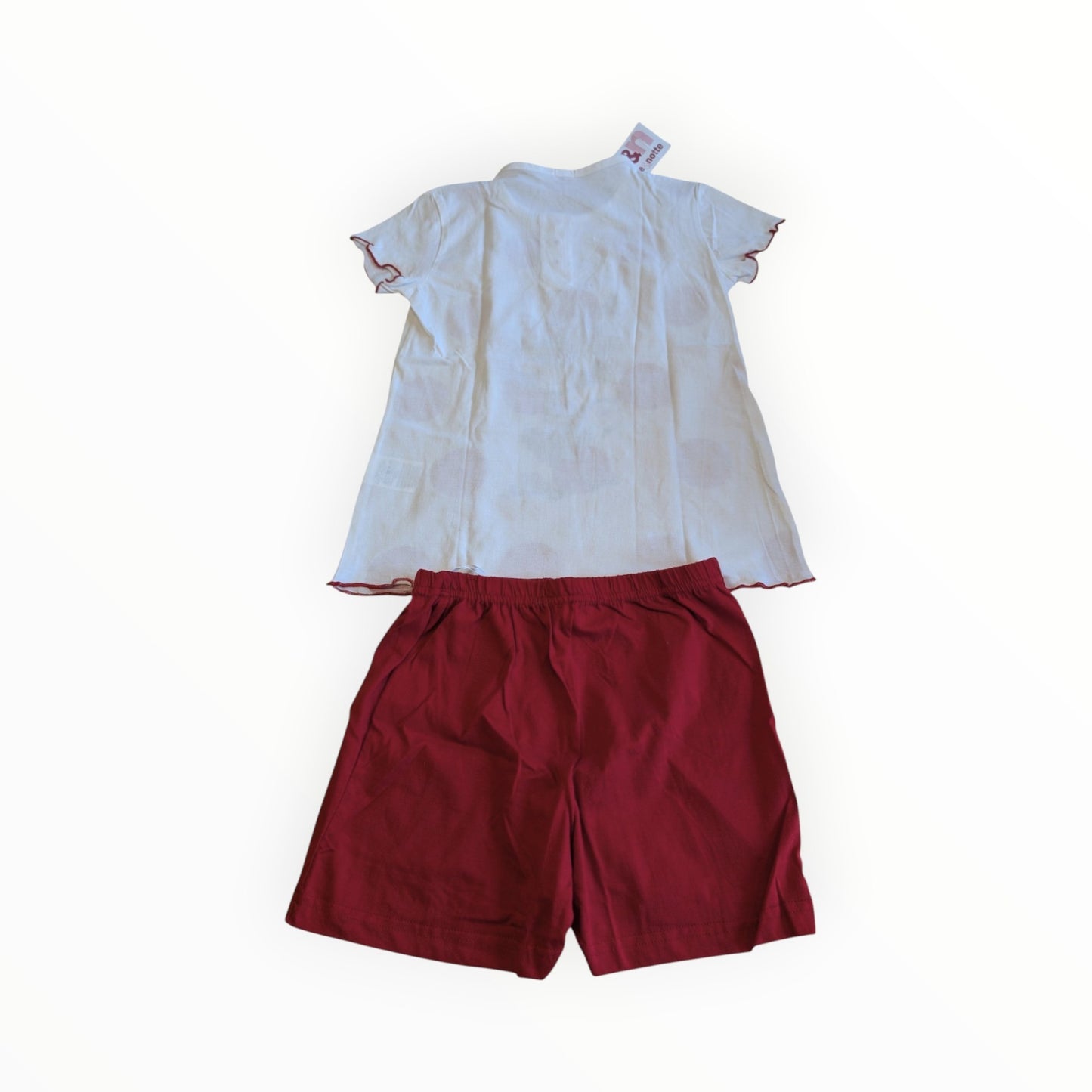 Pierrot Outlet tweedelige zomerse pyjamaset voor kinderen met wit T-shirt met rode stippen en een effen rode short.