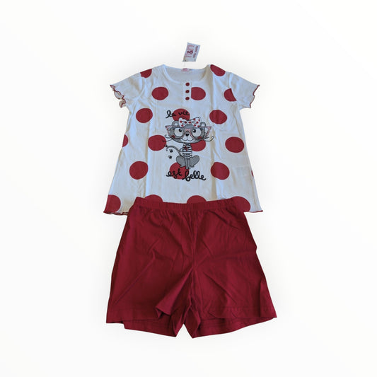Pierrot Outlet tweedelige zomerse pyjamaset voor kinderen met wit T-shirt met rode stippen en een effen rode short.
