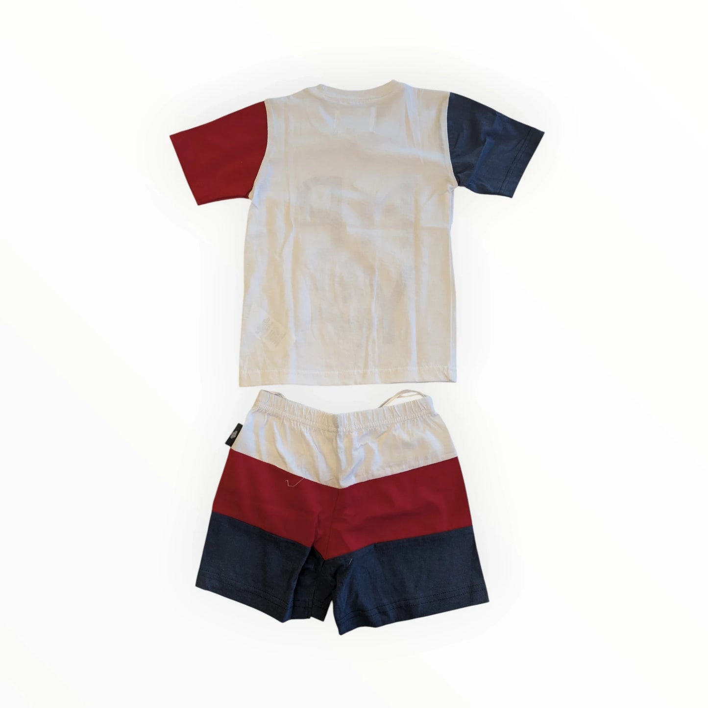 Pierrot Outlet kinder T-shirt en korte broek set met rode en marineblauwe mouwen, HPY print en colorblock design.
