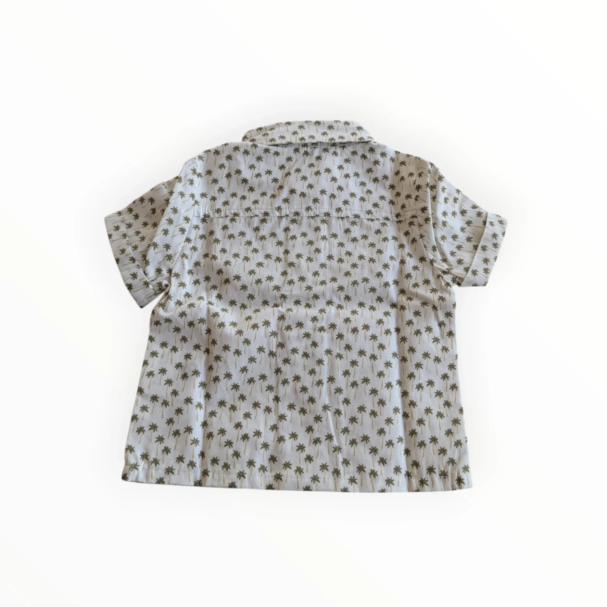 Pierrot Outlet kinder shirt met korte mouwen en palmboomprint, lichtgrijs met donkergroene palmbomen.