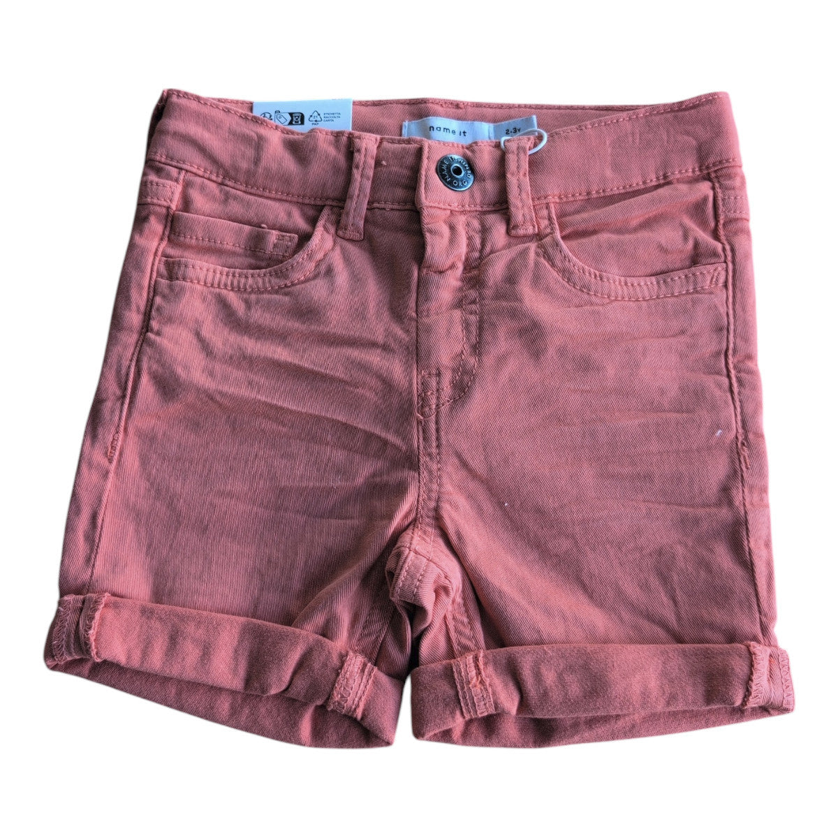 Pierrot Outlet kinder shorts in koraalroze katoen met verstelbare taille en omgeslagen broekspijpen.