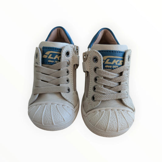 Pierrot Outlet beige leren kindersneakers met sterdetail, ritssluiting en veters. Blauwe accenten op de tong en hiel.
