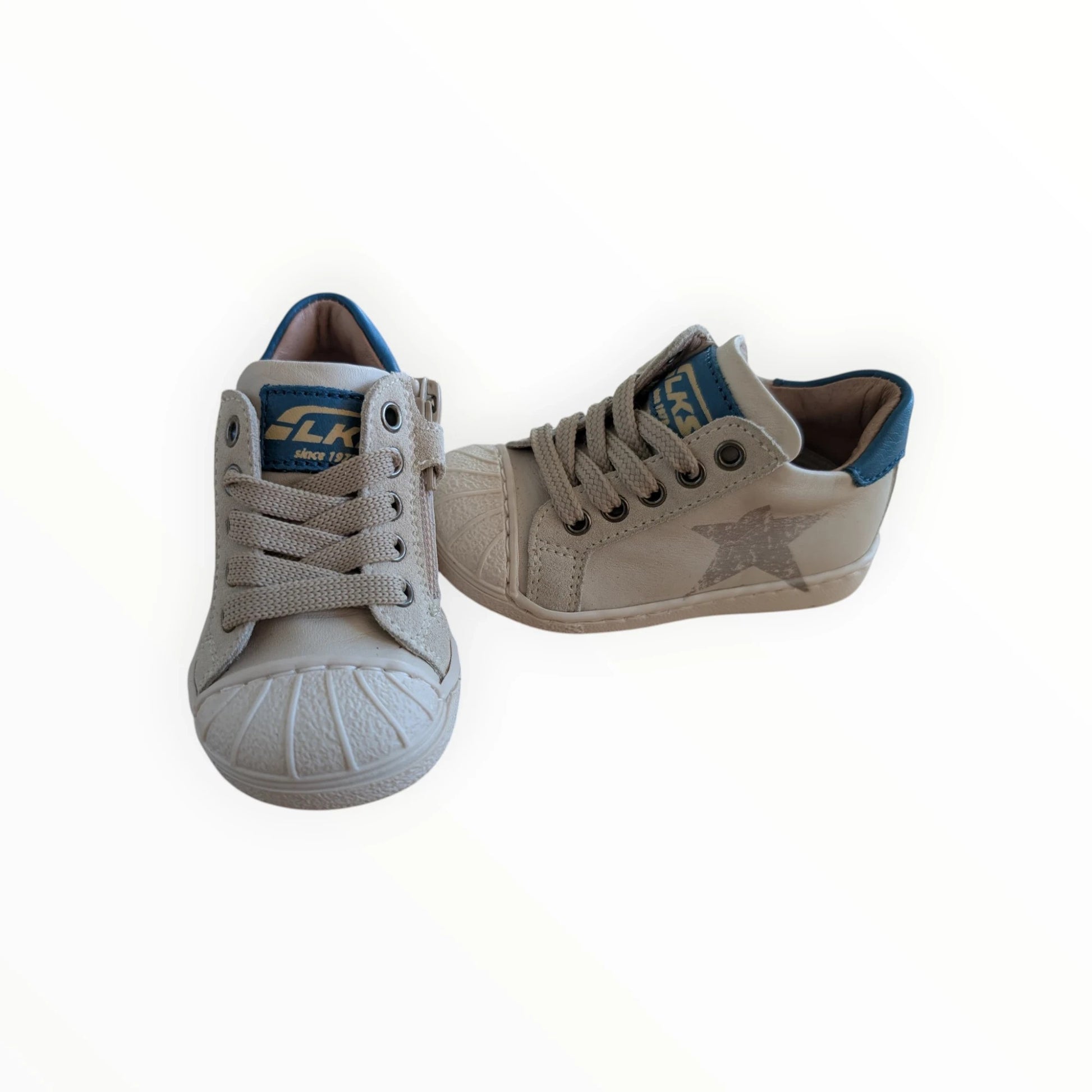 Pierrot Outlet beige leren kindersneakers met sterprint, blauwe accenten en ritssluiting.