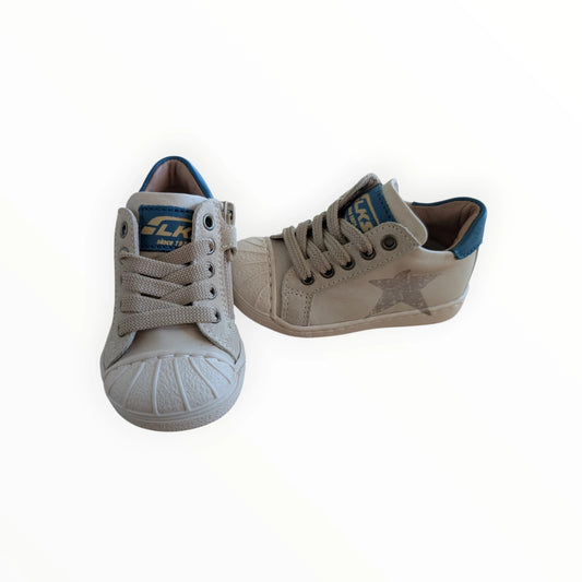 Pierrot Outlet beige leren kindersneakers met sterprint, blauwe accenten en ritssluiting.