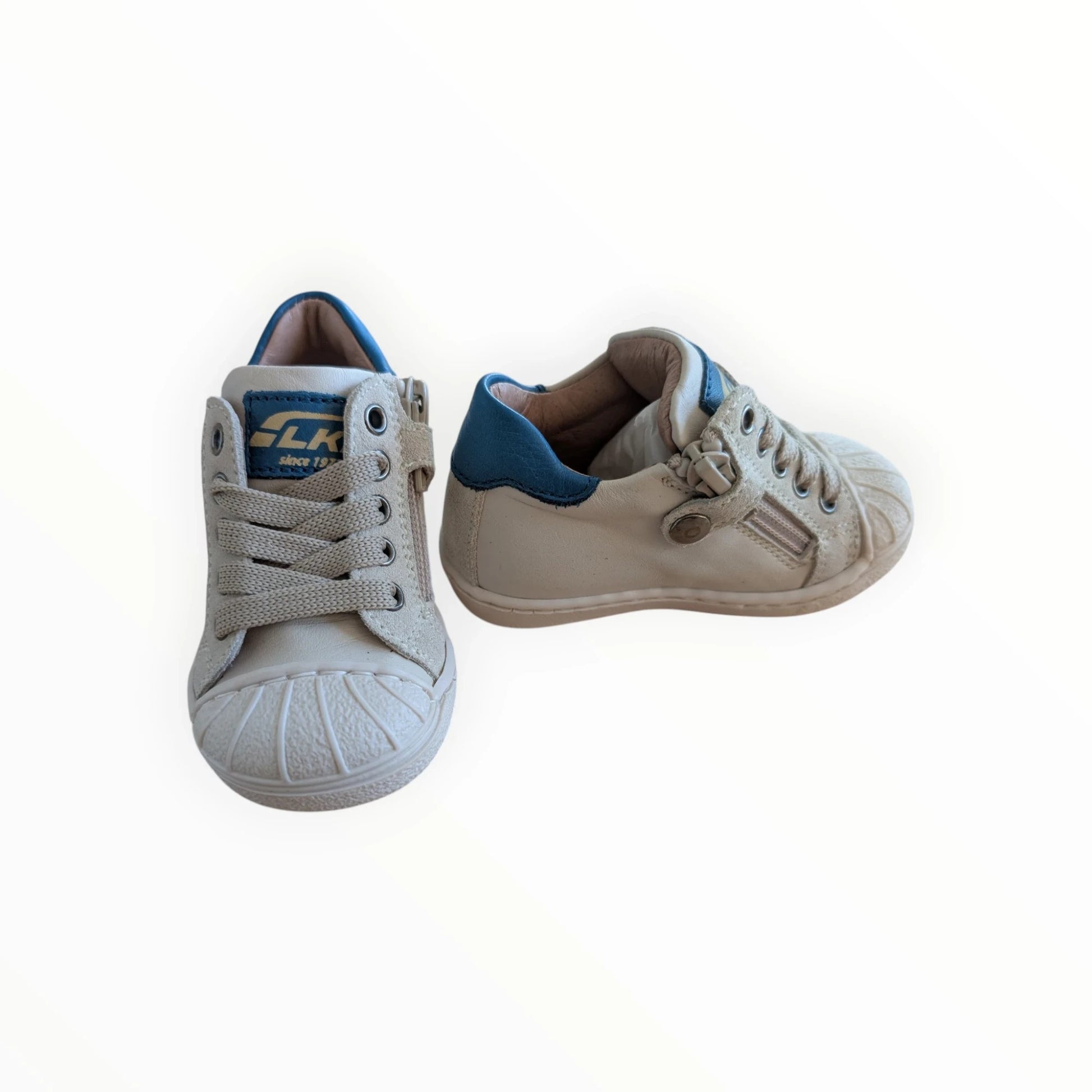 Pierrot Outlet beige leren kindersneakers met sterdetail, blauwe accenten, veters en rits. Rubberen neus.