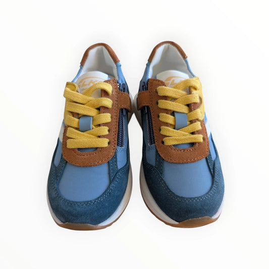 Pierrot Outlet sneakers voor kinderen met veters en rits, blauw suède en textiel met bruine en gele accenten.