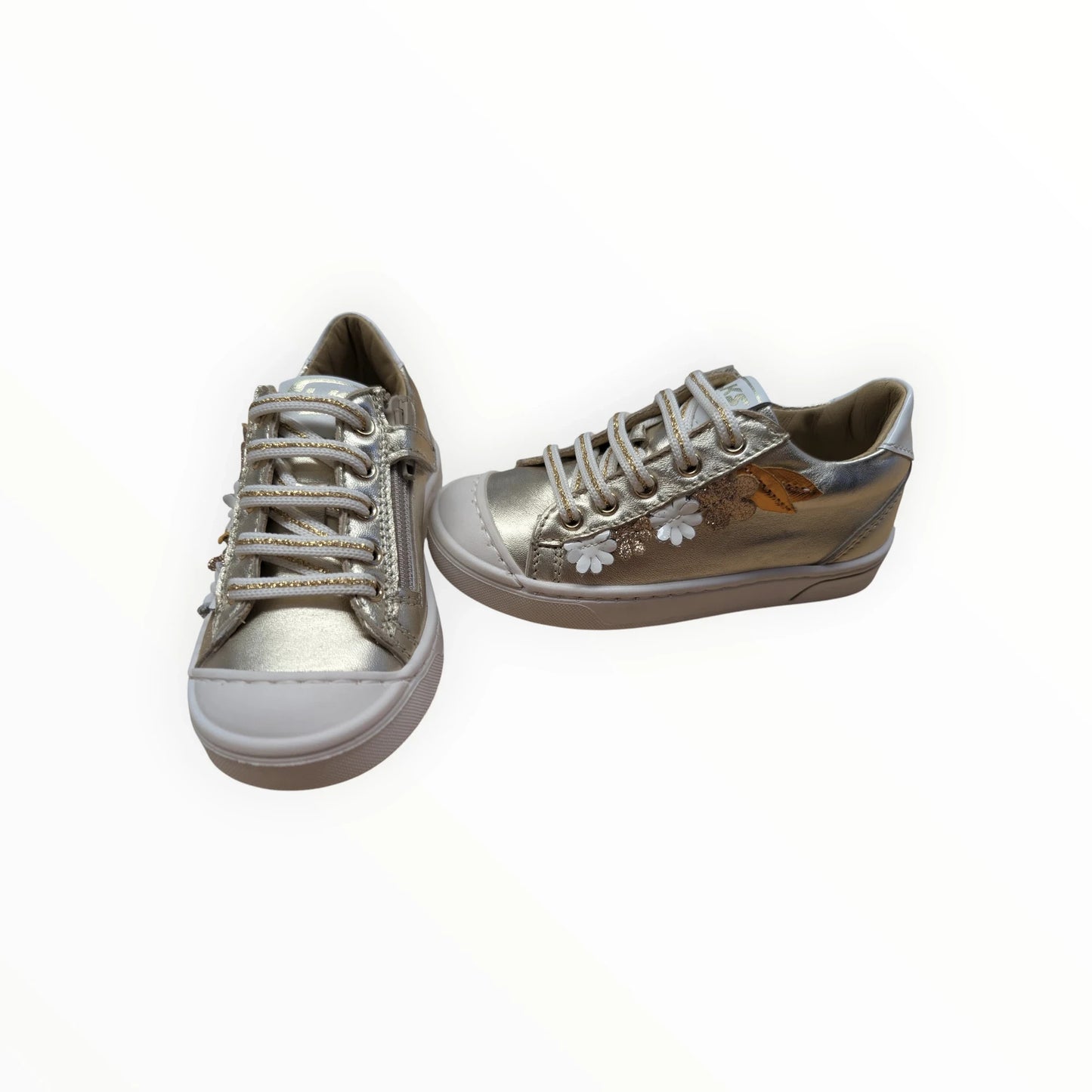 Pierrot Outlet gouden sneakers voor kinderen met rits en veters, bloemendecoratie en witte zool.