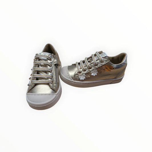 Pierrot Outlet gouden sneakers voor kinderen met rits en veters, bloemendecoratie en witte zool.