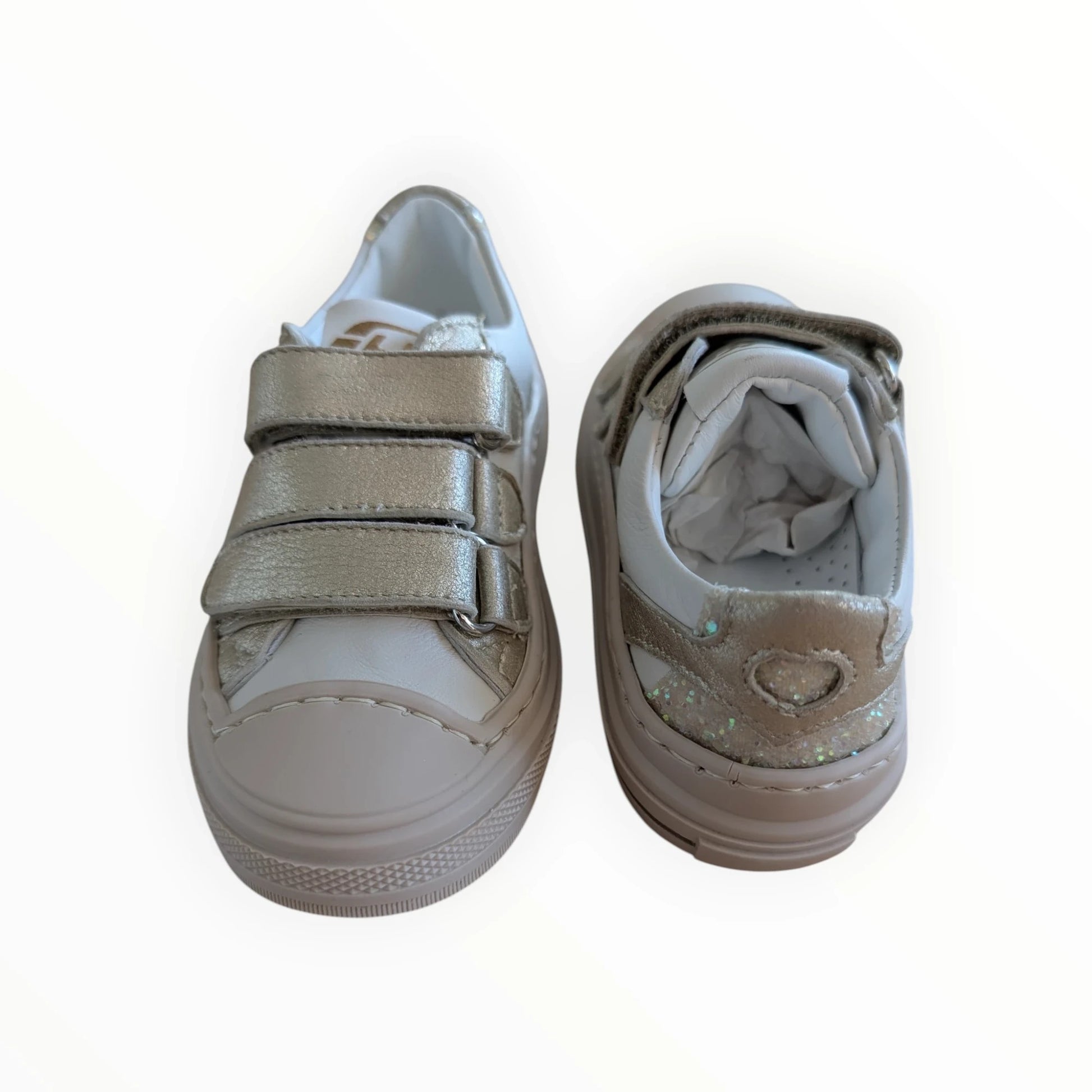 Pierrot Outlet kinder sneakers met klittenbandsluiting in goudkleurig suède en wit leer met glitter hartdetail.