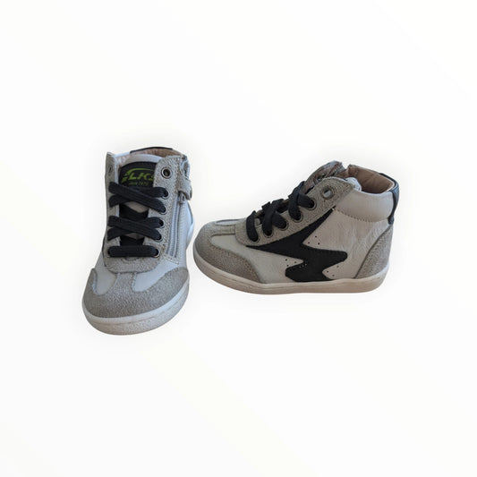 Pierrot Outlet grijze leren en suède kindersneakers met veters, rits en zwarte bliksemschicht. Hoge schacht.