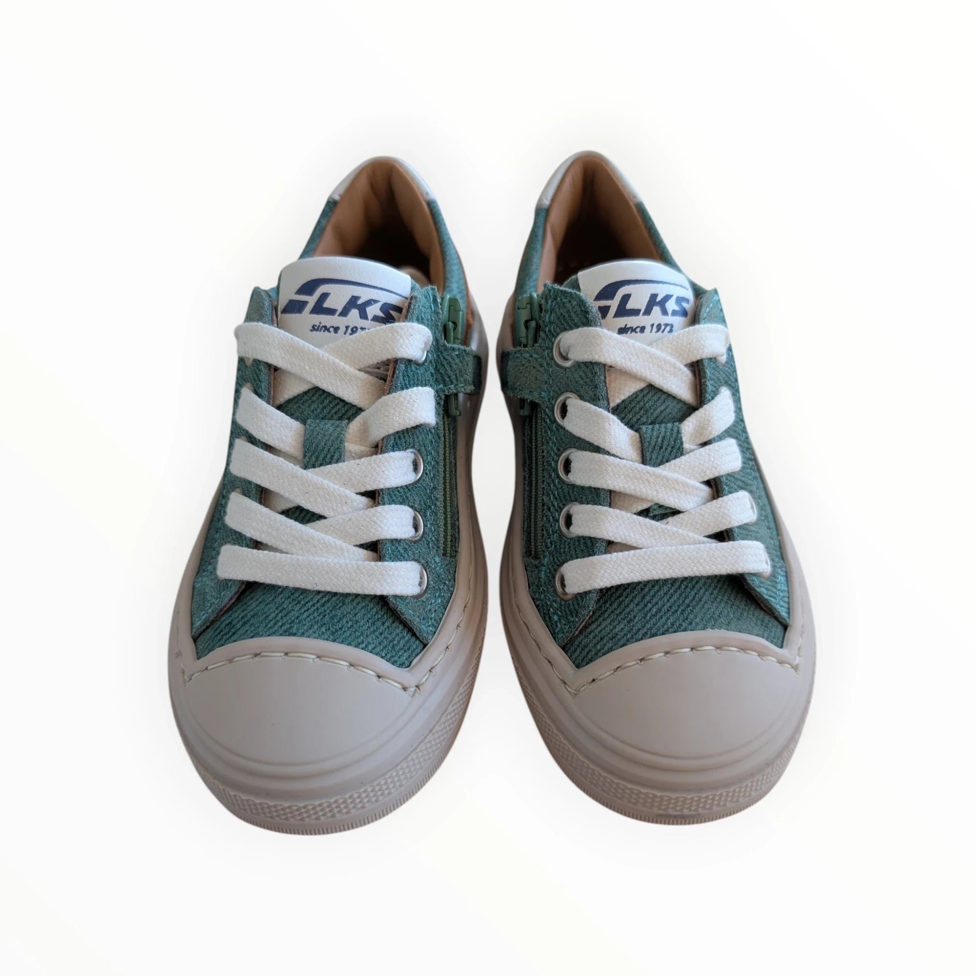Pierrot Outlet groene denim-achtige sneakers voor kinderen met veters en rits, witte neus en oranje accenten.