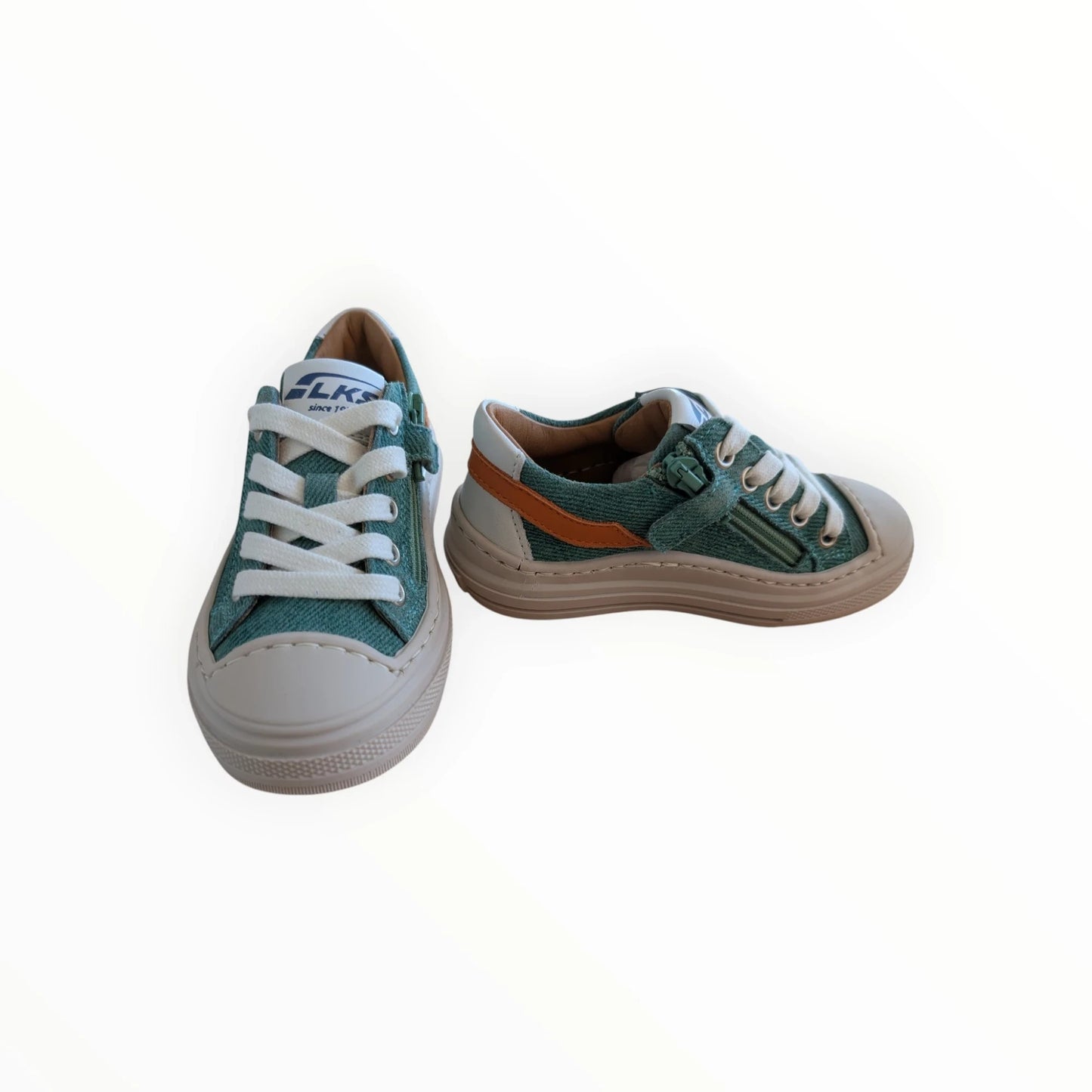 Pierrot Outlet groene denim-achtige sneakers voor kinderen met oranje accenten, veters en rits. Witte neus en zool.